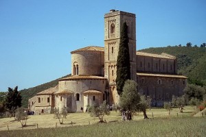 640px-Montalcino---SantAntimo2-300x200