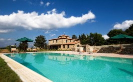 Casale Bellavista villas in Tuscany with heated pool, surrounded by rolling hills