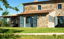 Luxurious Tuscan villa: Elegant Tuscan villa with private heated pool, spacious accommodations for up to 20 guests, and stunning panoramic views of the Tuscan countryside