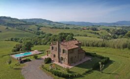 Villa Belvedere Tuscany garden and pool with rolling hills in the background