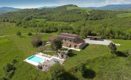 Luxury Tuscan villa with private infinity pool