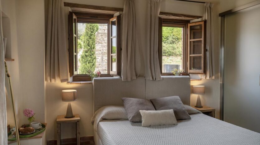 Luxury bedroom with en-suite bathroom in Chianti villa Tuscany